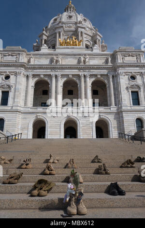 San Paolo, Minnesota, Stati Uniti d'America. 11 Aprile, 2018. Stivali militari linea le fasi del Minnesota State Capitol Building, che rappresentano il personale militare e i veterani perso al suicidio e portando la consapevolezza per la prevenzione dei suicidi. Copyright: Gina Kelly/Alamy Live News Foto Stock