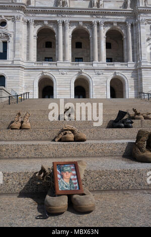 San Paolo, Minnesota, Stati Uniti d'America. 11 Aprile, 2018. Stivali militari linea le fasi del Minnesota State Capitol Building, che rappresentano il personale militare e i veterani perso al suicidio e portando la consapevolezza per la prevenzione dei suicidi. Copyright: Gina Kelly/Alamy Live News Foto Stock