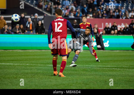 Bronx, New York, USA. 11 Aprile, 2018. Avanti NYCFC Ismael Tajouri-Shradi (29) Guarda il suo tiro curl nel retro della rete di città del primo obiettivo del gioco contro il Real Salt Lake. NYCFC ha vinto 4-0. Foto Stock