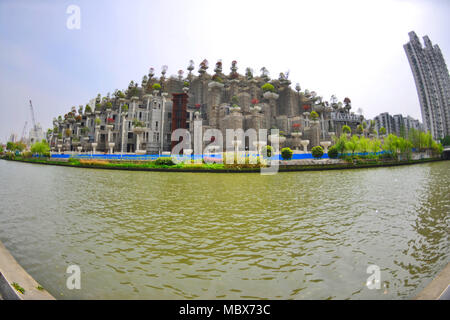 Shanghai, Shanghai, Cina. Xii Apr, 2018. Shanghai, Cina-11th Aprile 2018: Shanghai Tian Un Sunshine Penisola, situato nel distretto di Putuo di Shanghai, è costruito lungo i 1.100 m banca del fiume Suzhou con un sito area di circa 82,752 mq. Questo progetto, progettato dal designer britannico Thomas Heatherwick, è definito come 'giardino pensile di Shanghai". È stato ri-programmato come un centro commerciale e di un complesso di intrattenimenti. Credito: SIPA Asia/ZUMA filo/Alamy Live News Foto Stock