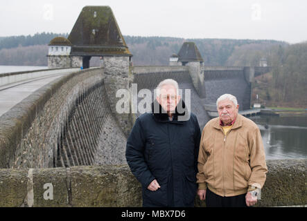 22 gennaio 2018, Möhnesee, Germania: Testimoni della catastrofe Karl-Heinz Wilmes (l) und Josef Rochel permanente al Möhne diga. La notte del 17 maggio 1943, British Royal Air Forces ha bombardato la diga Moehne, utilizzando una bomba speciale sviluppato per questo scopo. Il bombardamento ha provocato un enorme maremoto che arrotolato da Möhnesee attraverso la Valle della Ruhr la regione della Ruhr. Foto: Julian Stratenschulte/dpa Foto Stock