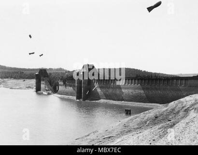 Archiviato - 22 gennaio 2018, Möhnesee, Germania: Gurads il roaming oltre l'distrutto Moehne Dam. La notte del 17 maggio 1943, British Royal Air Forces ha bombardato la diga Moehne, utilizzando una bomba speciale sviluppato per questo scopo. Il bombardamento ha provocato un enorme maremoto che arrotolato da Möhnesee attraverso la Valle della Ruhr la regione della Ruhr. Foto: Julian Stratenschulte/dpa Foto Stock