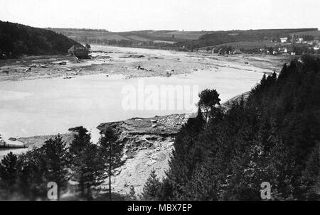 Archiviato - 22 gennaio 2018, Möhnesee, Germania: vista dell'allagato Moehne Valley. La notte del 17 maggio 1943, British Royal Air Forces ha bombardato la diga Moehne, utilizzando una bomba speciale sviluppato per questo scopo. Il bombardamento ha provocato un enorme maremoto che arrotolato da Möhnesee attraverso la Valle della Ruhr la regione della Ruhr. Foto: Julian Stratenschulte/dpa Foto Stock