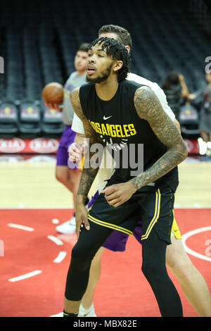 Los Angeles, CA, Stati Uniti d'America. Xi Apr, 2018. Los Angeles Lakers avanti Brandon Ingram (14) in fase di riscaldamento prima della Los Angeles Lakers vs Los Angeles Clippers a Staples Center on April 11, 2018. (Foto di Jevone Moore) Credito: csm/Alamy Live News Foto Stock