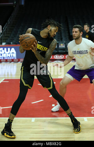 Los Angeles, CA, Stati Uniti d'America. Xi Apr, 2018. Los Angeles Lakers avanti Brandon Ingram (14) in fase di riscaldamento prima della Los Angeles Lakers vs Los Angeles Clippers a Staples Center on April 11, 2018. (Foto di Jevone Moore) Credito: csm/Alamy Live News Foto Stock