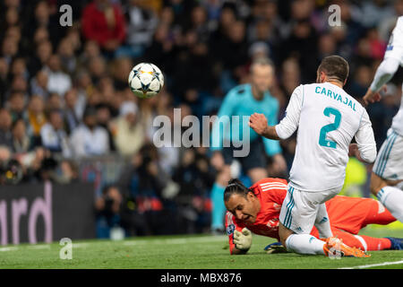 Madrid, Spagna. 11 Aprile, 2018. Daniel Carvajal Ramos del Real Madrid e Antonio Keylor Navas Gamboa del Real Madrid durante l' UEFA Champions League ' Quarti di finale, 2st gamba, match tra il Real Madrid 1-3 Juventus a Santiago Bernabeu Stadium on April 11, 2018 a Madrid, Spagna. Credito: Maurizio Borsari/AFLO/Alamy Live News Foto Stock