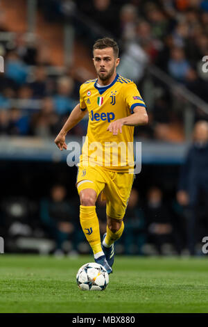 Madrid, Spagna. 11 Aprile, 2018. Miralem Pjanic della Juventus durante l' UEFA Champions League ' Quarti di finale, 2st gamba, match tra il Real Madrid 1-3 Juventus a Santiago Bernabeu Stadium on April 11, 2018 a Madrid, Spagna. Credito: Maurizio Borsari/AFLO/Alamy Live News Foto Stock