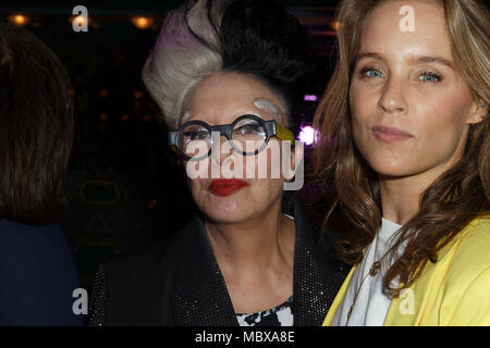 Parigi, Francia. 11 Aprile, 2018. Mireille Suzanne Francette Porte, aka Orlan e Odile d'Oultremont frequentare undicesimo 'La Closerie des Lilas' riconoscimenti letterari 2018 presso la Closerie des Lilas, Parigi, Francia. Credito: Bernard Menigault/Alamy Live News Foto Stock