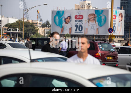 Tel Aviv, Israele. Il 12 aprile, 2018. Persone uscire le loro auto in autostrada e osservare due minuti di silenzio per contrassegnare il Yom HaShoah (Olocausto e di eroismo Giorno del Ricordo), che commemora circa sei milioni di ebrei vittime dell'olocausto che è stata effettuata da nazisti, in Tel Aviv, Israele, 12 aprile 2018. Yom HaShoah è un occasione annuale in cui un raid aereo sirena suona in tutto il paese. Mentre quasi tutto arriva per un arresto completo, israeliani sono tenuti ad osservare due minuti di riflessione solenne mentre la sirena è suonata. Credito: dpa picture alliance/Alamy Live Foto Stock