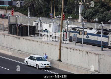 Tel Aviv, Israele. Il 12 aprile, 2018. Persone uscire le loro auto in autostrada e osservare due minuti di silenzio per contrassegnare il Yom HaShoah (Olocausto e di eroismo Giorno del Ricordo), che commemora circa sei milioni di ebrei vittime dell'olocausto che è stata effettuata da nazisti, in Tel Aviv, Israele, 12 aprile 2018. Yom HaShoah è un occasione annuale in cui un raid aereo sirena suona in tutto il paese. Mentre quasi tutto arriva per un arresto completo, israeliani sono tenuti ad osservare due minuti di riflessione solenne mentre la sirena è suonata. Credito: dpa picture alliance/Alamy Live Foto Stock