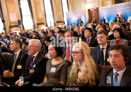 Londra, Regno Unito. Xi Apr, 2018. Gli ospiti di ascoltare discorsi durante la cerimonia di lancio per le versioni multilingue del secondo volume di " Xi Jinping: La Governance della Cina" a Londra, in Gran Bretagna il 11 aprile 2018. Il libro è stato presentato a Londra Mercoledì. Credito: Isabel Infantes/Xinhua/Alamy Live News Foto Stock