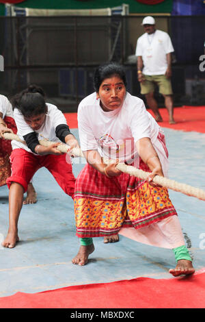 Il gioco tradizionale di Assam "Rosi Tona Khel" ( corda tirando), Guwahati, Assam, India. Il 12 aprile 2018. I giocatori in azione nel gioco tradizionale di Assam "Rosi Tona Khel" ( corda tirando) durante il XII APRILE 2018, Guwahati, Assam, India.indigeni Festival del Gioco. "Rosi Tona Khel" ( corda tirando) è uno sport che mette direttamente due squadre contro ogni e tirare le estremità opposte di una corda con l obiettivo di portare la corda in una certa distanza sulla forza della squadra avversaria pull del. Foto : David Talukdar. Foto Stock