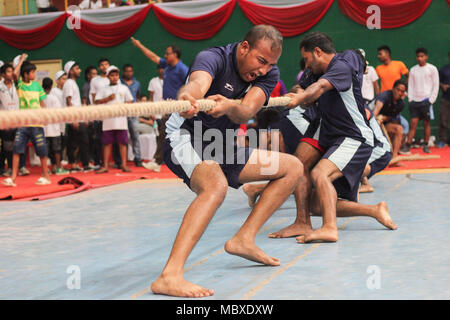 Il gioco tradizionale di Assam "Rosi Tona Khel" ( corda tirando), Guwahati, Assam, India. Il 12 aprile 2018. I giocatori in azione nel gioco tradizionale di Assam "Rosi Tona Khel" ( corda tirando) durante il XII APRILE 2018, Guwahati, Assam, India.indigeni Festival del Gioco. "Rosi Tona Khel" ( corda tirando) è uno sport che mette direttamente due squadre contro ogni e tirare le estremità opposte di una corda con l obiettivo di portare la corda in una certa distanza sulla forza della squadra avversaria pull del. Foto : David Talukdar. Foto Stock