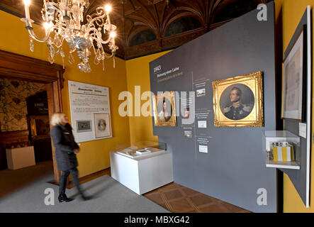 12 aprile 2018, Pattensen, Germania: dipinti di di Marie e Georg di Hannover alla fiera "200 anni di Marie e George di Hannover" presso il Castello di Marienburg.La mostra avrà inizio sabato 14 aprile, ed è dedicato alla Regina Maria il cui duecentesimo compleanno sarà in quel giorno. Foto: Holger Hollemann/dpa Foto Stock