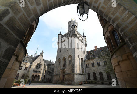 12 aprile 2018, Pattensen, Germania: Vista del cortile del Castello di Marienburg. Foto: Holger Hollemann/dpa Foto Stock