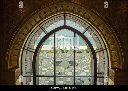 Vista attraverso la finestra. Hotel Emirates Palace. Abu Dhabi. Emirati Arabi Uniti. Foto Stock