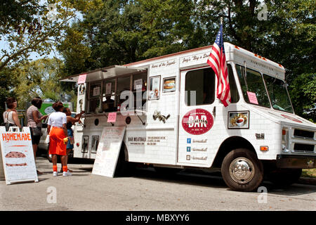 Atlanta, GA, Stati Uniti d'America - Agosto 16, 2014: supporto clienti in linea per ordinare i pasti da un camion di cibo al Piedmont Park Arts Festival. Foto Stock