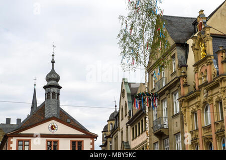 Bad Kissingen, Bad Kissingen distretto, bassa Franconia, Baviera, Germania - 11 Maggio 2017: Inner City con maypole Foto Stock