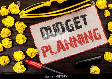 Conceptual la scrittura a mano che mostra la pianificazione del budget. Business photo testo Plannification finanziaria Valutazione delle entrate e spese scritto pi di cartone Foto Stock