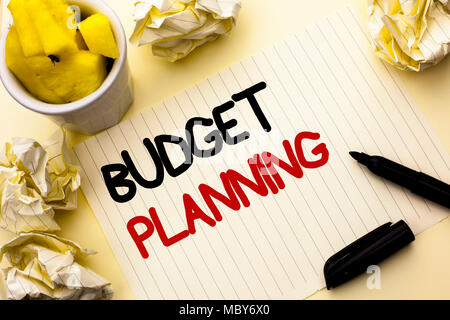 Conceptual la scrittura a mano che mostra la pianificazione del budget. Business photo vetrina Plannification finanziaria Valutazione delle entrate e spese Notebo scritta Foto Stock