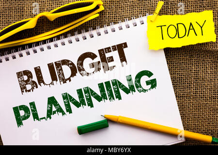 Conceptual la scrittura a mano che mostra la pianificazione del budget. Business photo vetrina Plannification finanziaria Valutazione delle entrate e spese Notebo scritta Foto Stock
