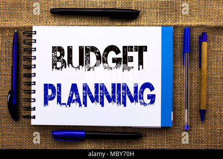 Conceptual la scrittura a mano che mostra la pianificazione del budget. Business photo testo Plannification finanziaria Valutazione delle entrate e spese Notebook scritta Boo Foto Stock