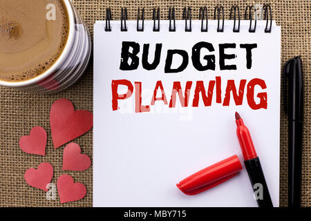 Conceptual la scrittura a mano che mostra la pianificazione del budget. Business photo vetrina Plannification finanziaria Valutazione delle entrate e spese Notebo scritta Foto Stock
