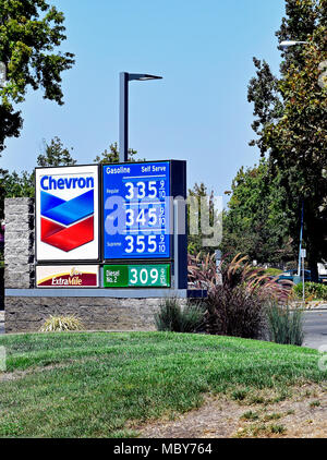 I prezzi del gas segno alla stazione di Chevron in California Foto Stock