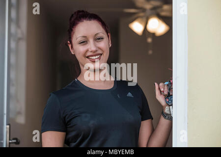 BAYAMÓN, Puerto Rico, 21 dicembre 2017--un superstite sorrisi nella parte anteriore della sua nuova casa temporanea in Bayamón. FEMA diretti del programma di leasing fornisce alloggi temporanei per i superstiti quando le risorse di noleggio non sono disponibili. Sotto questo programma di utilità di tutte le spese sono incluse nel canone di locazione e coperti da FEMA. Eduardo Martínez/FEMA Foto Stock