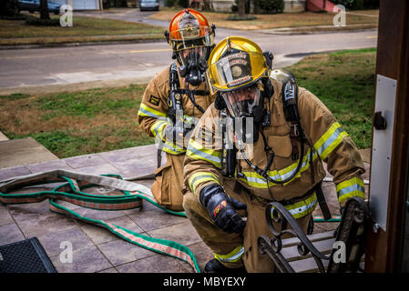 Maxwell AFB, Ala. - Fuoco e i servizi di emergenza personale simulare risponde a una massa vittima della situazione durante la base incidente rilevante esercizio di risposta, del 12 febbraio 2018. (Air Force Foto Stock