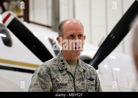 Il Mag. Gen. Don Dunbar, Wisconsin aiutante generale, parla durante una cerimonia sendoff per tre soldati con distacco 5, 641st Aviation, supporto operativo Airlift, Mar. 9 a Madison, Wisconsin i tre piloti sarà completo pre-formazione di distribuzione a Fort Bliss in Texas, e unisciti ai membri delle Hawaii National Guard prima della distribuzione in Afghanistan. Essi volerà a C-26 aereo per il trasporto personale critico in tutta l'Afghanistan teatro delle operazioni e la regione circostante a sostegno del funzionamento della libertà Sentinel. Wisconsin Guardia Nazionale Foto Stock