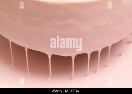 Processo di colata di smalto rosa sulla torta di mousse, cibo fatto in casa Foto Stock