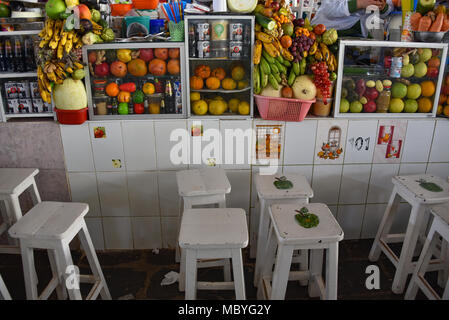 CUZCO, Perù - Marzo 29, 2018: succo di frutta si spegne in Mercado San Pedro market Foto Stock