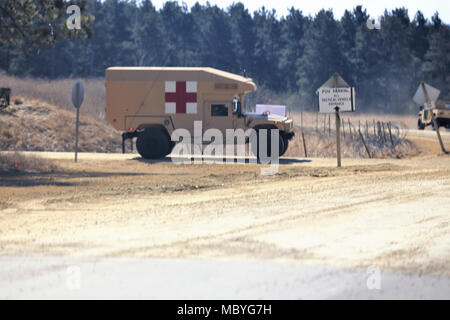 I membri del servizio a Fort McCoy, Wis., per la formazione di quadri nel combattere la formazione per il supporto di esercizio (CSTX) 78-18-03 e il Medic regionale esercizio azionare un veicolo su South Post alla installazione su Marzo 23, 2018. CSTX 78-18-03 è un esercizio coordinato da 78Training Division, che assicuri un esercito di unità di riserva e soldati sono addestrati e pronto per la distribuzione con breve preavviso e portare in grado, combattere-ready, e letale Fuoco a sostegno dell'esercito e di partner in tutto il mondo. Il Medic regionale esercizio si concentra su sincronizzati expeditionary health care in un complesso operativo environ Foto Stock