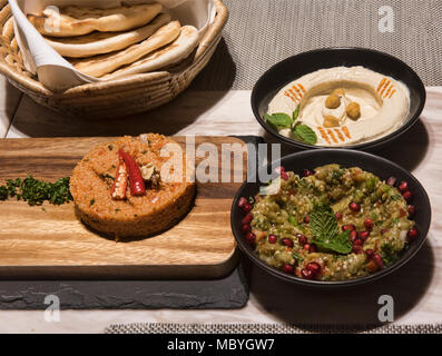 Le mezze Libanesi,: hummus, Baba ghanouj, pane pita e Bulgur pilaf. Foto Stock