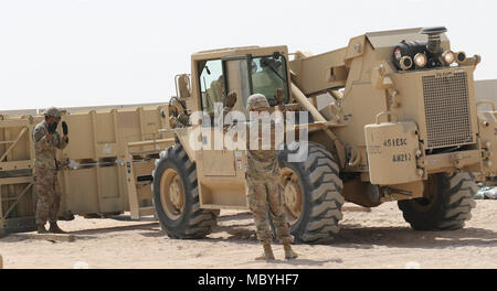 CAMP BUEHRING, Kuwait - i soldati della Delta batteria, 1° Battaglione, sessantaduesima difesa aerea reggimento di artiglieria, xi difesa aerea della brigata di artiglieria, Task Force Spartan, dimostrato le procedure operative di sicurezza durante una visita a Camp Buehring, Kuwait da magg. Gen. Andrew Schafer (non mostrato), il comandante generale della XXVIII Divisione di Fanteria e la Task Force Spartan, il 26 marzo. Soldati con Delta equipaggio della batteria si sono mostrati la segnalazione per l'operatore del carrello elevatore a forche durante una PAC-2 carrello ricaricare Foto Stock