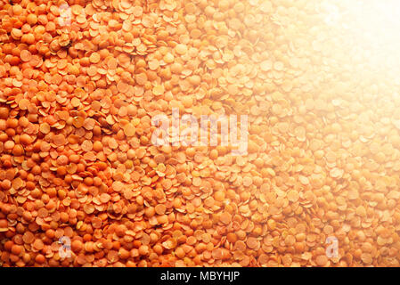 Red raw lenticchie organici texture. Ingrediente alimentare dello sfondo. Vista superiore Foto Stock