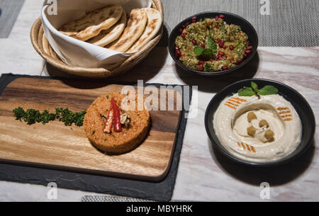 Le mezze Libanesi,: hummus, Baba ghanouj, pane pita e Bulgur pilaf. Foto Stock