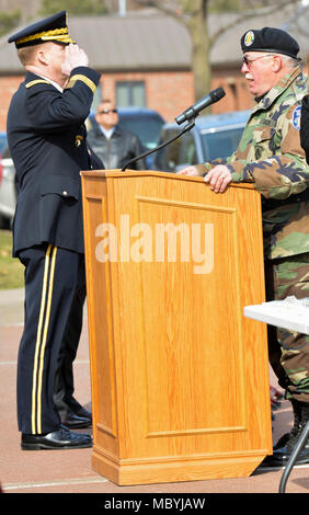 Il Mag. Gen. Duane Gamble, comandante generale, U.S. Esercito il supporto comando e RIA missione senior commander, esegue il rendering di un saluto durante l inno nazionale cantato da guardia d'onore gli stati Jim Bell al Vietnam Nazionale Veterani di Guerra giorno al Rock Island National Cemetery, Marzo 29. ( Foto Stock