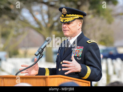 Il Mag. Gen. Duane Gamble, comandante generale, U.S. Esercito il supporto comando e RIA missione senior commander, dà commento durante il Vietnam Nazionale Veterani di Guerra giorno rispetto al Rock Island National Cemetery, Marzo 29. ( Foto Stock