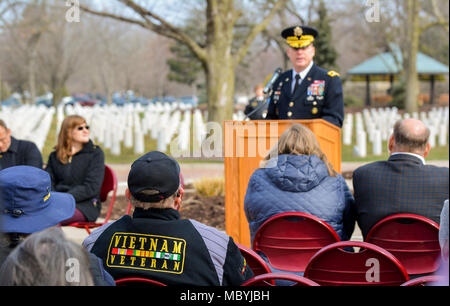 Il Vietnam dei veterani di guerra e i residenti locali per ascoltare il Mag. Gen. Duane Gamble, comandante generale, U.S. Esercito il supporto comando e RIA missione senior commander, parlare durante una cerimonia in onore di guerra di Vietnam Veterans al Rock Island Arsenal Cimitero Nazionale, Marzo 29. ( Foto Stock