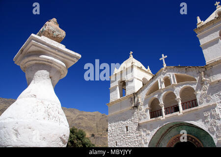 La bianca chiesa coloniale in Maca, Perù Foto Stock