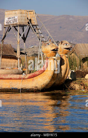 Reed tradizionali barche sulla Isla los Uros, le isole galleggianti di Uros persone sul lago Titicaca vicino a Puno, Perù Foto Stock