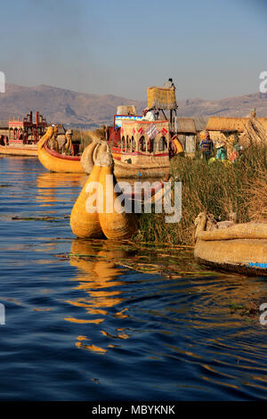 Reed tradizionali barche sulla Isla los Uros, le isole galleggianti di Uros persone sul lago Titicaca vicino a Puno, Perù Foto Stock