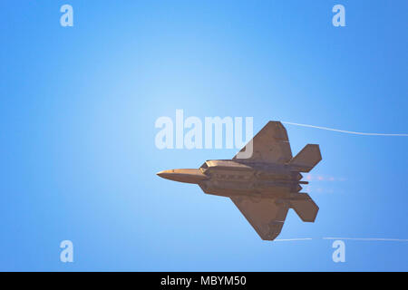 Stati Uniti Air Force Il Mag. Paolo "Loco" Lopez, il combattimento aereo il comando F-22 Raptor dimostrazione comandante del team e pilota, mosche una dimostrazione di convalida al salone FIDAE (Feria Internacional del Aire y del Espacio) a Santiago del Cile, Aprile 2, 2018. La F-22 Raptor team di dimostrazione è basata al di fuori della base comune Langley Eustis' 1° Fighter Wing in Virginia. Foto Stock