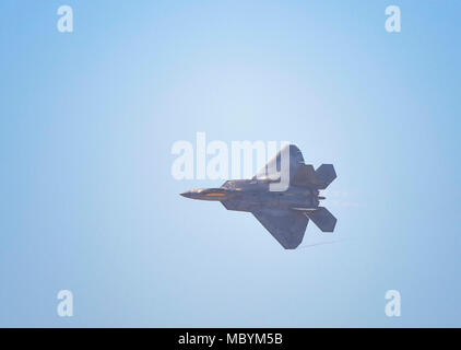 Stati Uniti Air Force Il Mag. Paolo "Loco" Lopez, il combattimento aereo il comando F-22 Raptor dimostrazione comandante del Team e del pilota, svolge per gli spettatori della FIDAE (Feria Internacional del Aire y del Espacio) a Santiago del Cile, Aprile 2, 2018. Nella sua dimostrazione, Lopez Spettacoli spettatori F-22's il calcolo del vettore di spinta, superscruise, stealth, manueverability armi e caratteristiche di carico. Foto Stock
