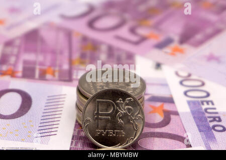 Euro e rublo monete sulle banconote in euro Foto Stock