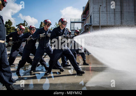 DIEGO (3 aprile 2018) velisti assegnati all'assalto anfibio nave USS Makin Island (LHD 8) lotta contro un incendio simulato durante il corso di formazione presso la base navale di San Diego la superficie della guerra Scuola Ufficiali di comando. Circa 70 Makin Island reparto aria marinai hanno frequentato il corso di formazione per migliorare la nave dell'aviazione le capacità di estinzione. Makin Island, home-ported a San Diego, sta conducendo un deposito di manutenzione di livello di disponibilità. Foto Stock