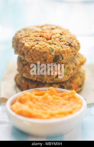 Vegano biscotti vegetali. Le carote e i semi di zucca veggie morsi con la carota & cannelloni houmous bean Foto Stock