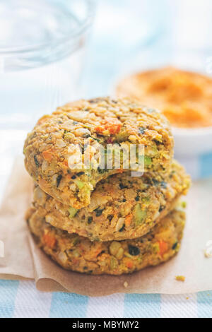 Vegano biscotti vegetali. Le carote e i semi di zucca veggie morsi con la carota & cannelloni houmous bean Foto Stock